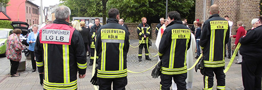 Spalier beim Auszug aus der Kirche.