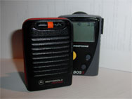 So sehen sie aus, die Funkmeldeempfänger der Feuerwehr: Unscheinbare Kästchen, die einen oft aus dem wohlverdienten Schlaf reißen.