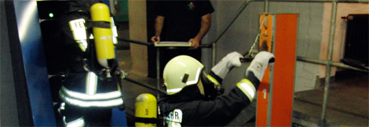 Eine Runde Sport: Hammerziehen und das Besteigen der Endlosleiter als Teil der Belastungsübung.