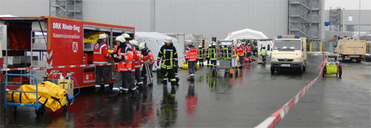 Viele Helfer reisten aus dem Umkreis von Köln an. Eine solche Einsatzlage erfordert mehr Kräfte, als man normalerweise vorhält: Der sogeannnte „ÜMANV“ – der Massenanfall von Verletzten mit überörtlicher Hilfeleistung.