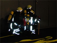 Der Angriffstrupp geht unter Atemschutz zur Menschenrettung in ein brennendes Gebäude vor. Jedes noch so kleine Detail kann man nicht oft genug üben, damit im Erstfall keine Fehler passieren.