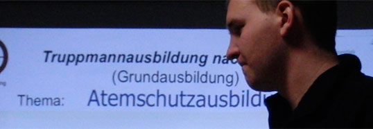 Erst die Theorie, dann die Praxis. Unser neuer Beamer leistet hier auf jeden Fall gute Arbeit.