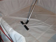 Der Swimmingpool des Feuerwehrmanns: Ein aus vier Steckleiterteilen, einer Plane und einer Arbeitsleine improvisiertes Bassin mit knapp 3000 Litern Fassungsvermögen.