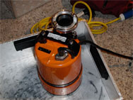 Unsere Schlürfpumpe von Tsurumi: Damit kann Wasser bis auf knapp einen Milimeter Restwasserhöhe abgesaugt werden. Der Nachteil: Schmutzwasser ist tabu.