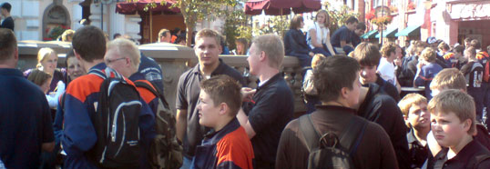 Die Jugendfeuerwehr Libur stürmt das Phantasialand. Keine Attarktion war vor den Jungs sicher … und die Betreuer machten wirklich alles mit.