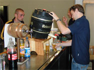 Lange Wartezeiten an der Bierbude? Nicht bei uns, denn der Junggesellen- verein Libur stellt seine Theke zur Verfügung.