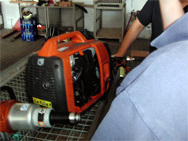 Bis ins Detail: Die Feuerwehr muss ihre Geräte genau kennen. Hier wird der Aufbau eines Hydraulikaggregats besprochen.