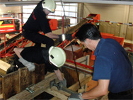 Ein Arbeiter ist in einer Baugrube verschüttet worden. Was tun? Im Lehrgang wurden spezielle Kenntnisse zum Verbau einer Tiefbaustelle vermittelt.