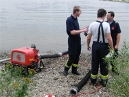 Die Saugleitung ist im Wasser, nun gilt es, den Betrieb der Tragkraftspritze zu überwachen.