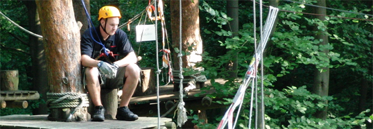 Kurze Pause in den Baumwipfeln: Sind die Kletterelemente belegt, muss man warten – ab dem dritten Parcours tut die Erholung dann auch gut.