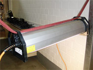 Ohne Zubehör lässt sich die Leuchte nur mit Leinen aufspannen – die Befestigungsadapter sollte man daher ebenfalls beschaffen.