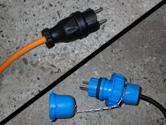 Steckervergleich: Der Vollgummi-Stecker der SETOLITE-Leuchte (oben) und der in IP68 ausgeführte Stecker des Scheinwerfers von unserem LF (unten).