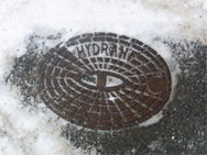 So lässt sich ein Hydrant schnell finden: Eine Minute Freikehren rettet vielleicht ein Leben.