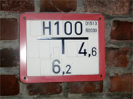 Das Hydrantenschild weist die Richtung zum Hydranten - finden muss man ihn aber immer noch selbst.