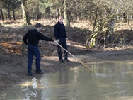 Prüfen der Wassertiefe: Ist eine Durchfahrt möglich?