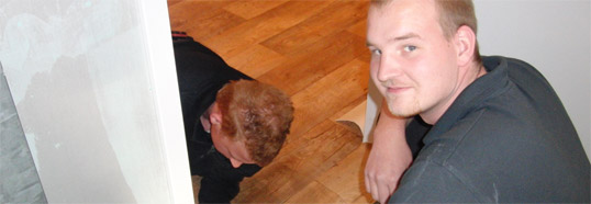 Von Kopf bis Fuß alles neu: Nach dem Einbau der Holzdecke wird hier gerade der neue Fußbodenbelag verlegt.